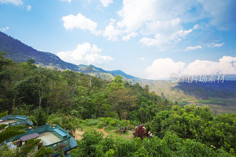 从泰国东北部的Phu Langka瞭望台眺望全景